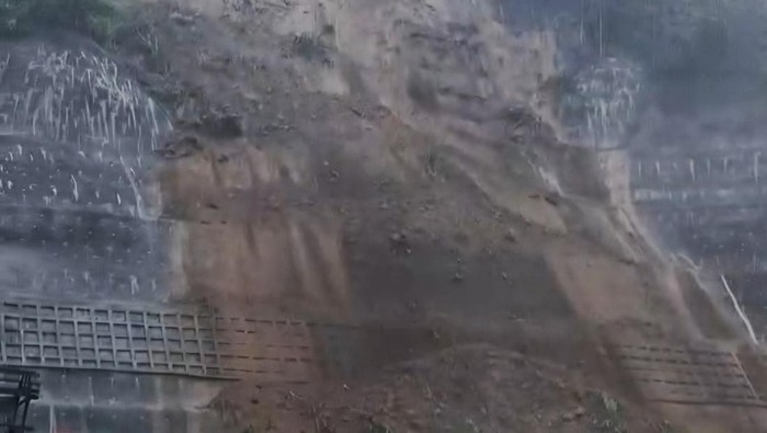 Proyek PLTA Upper Cisokan Terdampak Longsor, Material Tebing Turun dari Lereng Bukit