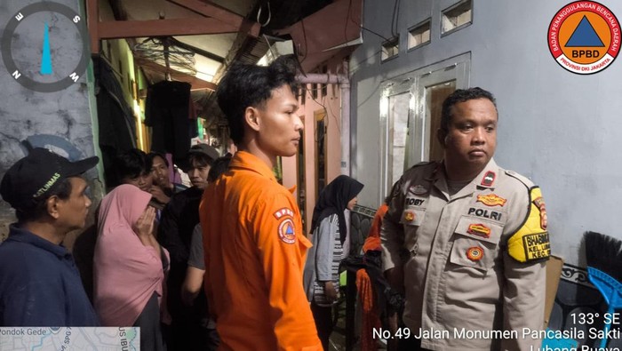 Kakak Beradik di Lubang Buaya Tewas Terhanyut Saat Bermain di Selokan di Tengah Hujan Deras