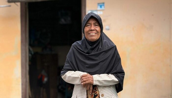Perjuangan Lansia di Surakarta Hidupi Keluarga dari Jual Bunga dan Bersihkan Makam