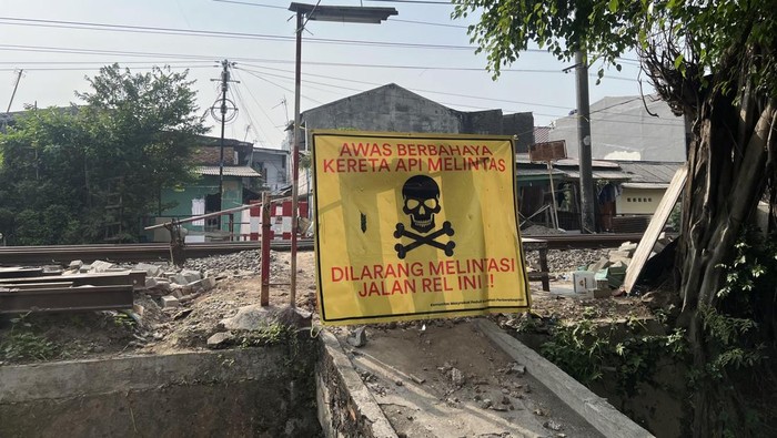 Perlintasan Liar Rel Kereta di Tebet Resmi Ditutup Demi Keselamatan Warga