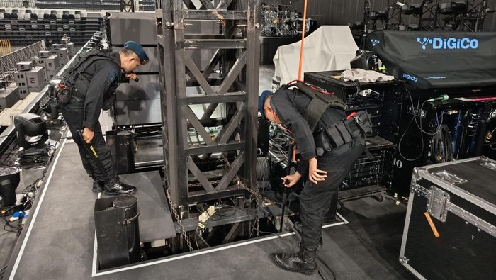Korps Brigade Mobil Polda Metro Jaya Lakukan Sterilisasi Indonesia Arena Jelang Konser ONE OK ROCK