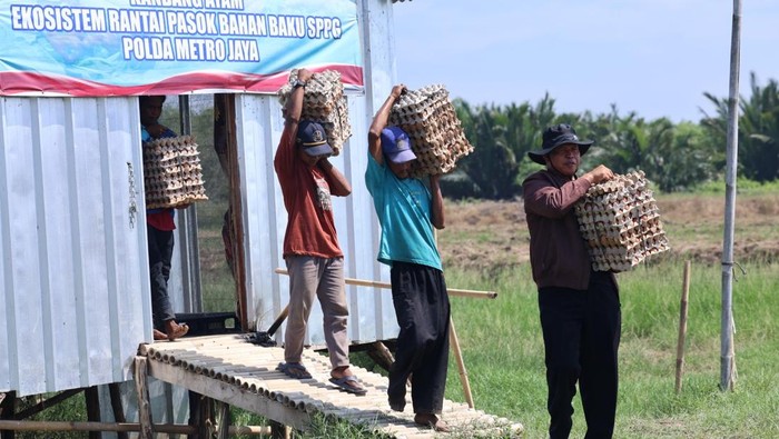 Polda Metro Jaya Salurkan 3.000 Telur Hasil Panen di Bekasi untuk Program SPPG