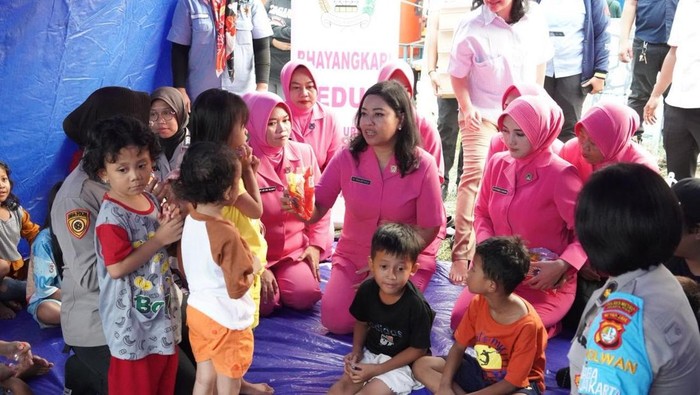 Bhayangkari Salurkan Bantuan dan Layanan Trauma Healing bagi Korban Kebakaran Kemayoran