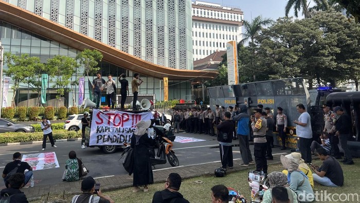 Dua Kelompok Massa Sampaikan Aspirasi Berbeda soal MBG di Kawasan Patung Kuda