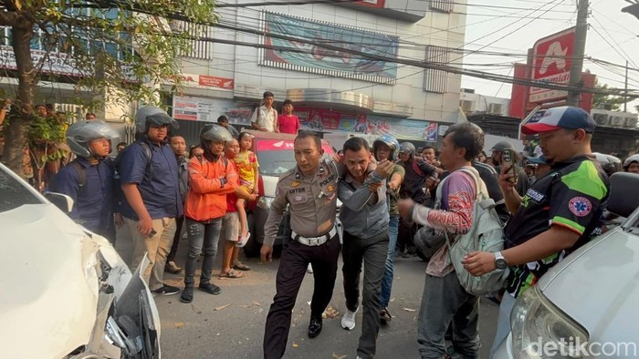 Alphard Tabrak Beruntun di Menur Pumpungan Surabaya, Tiga Orang Terluka dan Sopir Diamankan Polisi