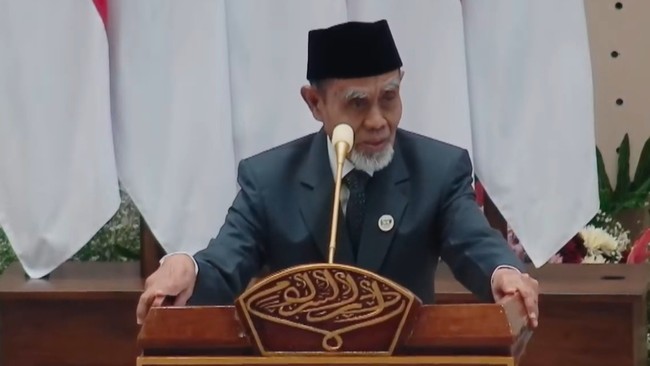 Kiai Hasan Gontor Singgung Pencari Ijazah hingga Jabatan di Depan Prabowo Ponorogo, 18 September 2026 – Pimpinan Pondok Modern Darussalam Gontor KH Hasan Abdullah Sahal menyampaikan pidato yang diselingi guyonan saat Presiden Prabowo Subianto menghadiri Resepsi Kesyukuran 100 Tahun Gontor di Ponorogo, Jawa Timur. Dalam sambutannya, Kiai Hasan berbicara mengenai pendidikan, sejarah hingga fenomena orang yang gemar “cari muka”. Ia menggunakan sejumlah perumpamaan tentang orang yang mencari sesuatu yang belum dimiliki, mulai dari ijazah, nama, uang hingga jabatan. Pernyataan tersebut disambut tawa dan tepuk tangan para hadirin. Kiai Hasan tidak menyebut nama maupun mengarahkan pernyataan tersebut kepada pejabat atau kelompok tertentu. Pidatonya kemudian kembali menekankan posisi pendidikan sebagai jalan yang dipilih Gontor dalam memberikan kontribusi bagi bangsa. Kiai Hasan membuka bagian pidatonya dengan menyampaikan bahwa Gontor tetap memilih pendidikan sebagai jalur pengabdian. Sebelum melanjutkan pembicaraan, ia sempat mengatakan kepada Prabowo bahwa dirinya akan menyampaikan sesuatu yang mungkin terdengar kurang nyaman. Kiai Hasan kemudian melontarkan ungkapan “sorry yee” yang membuat suasana acara menjadi lebih cair. Setelah itu, ia menyinggung pesan Presiden pertama RI Soekarno mengenai pentingnya tidak melupakan sejarah. Menurut Kiai Hasan, Gontor tidak cukup hanya mengingat atau belajar dari sejarah. Ia menekankan pentingnya menyikapi sejarah secara cerdas karena generasi sekarang juga memiliki tanggung jawab membangun sejarah dan peradaban baru. Pembicaraan kemudian beralih kepada cerita Kiai Hasan mengenai penantiannya terhadap kedatangan Prabowo ke Gontor. Ia mengatakan telah memikirkan kehadiran Presiden setelah sebelumnya memperoleh informasi bahwa Prabowo akan datang pada September. Kiai Hasan berseloroh bahwa apabila Prabowo ternyata tidak hadir, dirinya akan kebingungan menaruh muka di hadapan para santri dan undangan. Dari cerita tersebut, ia kemudian masuk pada pembahasan mengenai istilah “cari muka”. Kiai Hasan menyebut fenomena itu banyak terjadi di masyarakat dengan berbagai bentuk. Guyonan tersebut menjadi salah satu bagian pidato yang paling banyak mendapatkan respons dari hadirin. Dalam penjelasannya, Kiai Hasan menyebut orang yang tidak mempunyai ijazah akan mencari ijazah, sementara orang yang belum memiliki nama akan mencari nama. Ia kemudian melanjutkan perumpamaan mengenai orang yang mencari uang dan jabatan karena belum memilikinya. Pada bagian terakhir, ia kembali memainkan istilah “cari muka” yang sebelumnya digunakan ketika menceritakan kemungkinan Prabowo tidak menghadiri acara. Tepuk tangan kemudian terdengar dari peserta yang mengikuti acara tersebut. Kiai Hasan kembali merespons suasana itu dengan guyonan dan mengatakan tepuk tangan diberikan tidak pada waktunya. Ia sekali lagi menggunakan ungkapan “sorry” yang membuat suasana pidato berlangsung santai. Di bagian lain sambutannya, Kiai Hasan menjelaskan karakter Gontor sebagai lembaga pendidikan yang menerima santri dari beragam latar belakang organisasi Islam. Ia mencontohkan santri yang berasal dari keluarga Nahdlatul Ulama maupun Muhammadiyah dapat belajar bersama tanpa harus meninggalkan latar belakang masing-masing. Setelah menyelesaikan pendidikan, para alumni dapat kembali berkiprah dalam organisasi dan lingkungan masyarakatnya. Menurutnya, keberagaman tersebut telah menjadi bagian dari perjalanan panjang Gontor sejak masa pendiriannya. Ia juga menekankan nilai iman, Islam dan ihsan sebagai bagian dari prinsip pendidikan pesantren. Pendidikan ditempatkan sebagai sarana membentuk manusia yang mampu memberikan pengabdian kepada masyarakat. Peringatan satu abad Gontor menjadi momentum bagi pesantren tersebut untuk menegaskan kembali perjalanan dan prinsip pendidikannya. Kehadiran Prabowo menjadi bagian dari rangkaian acara yang diikuti santri, alumni, pengasuh serta sejumlah pejabat. Dalam kesempatan yang sama, Kiai Hasan menekankan bahwa sejarah tidak hanya perlu dikenang, tetapi juga harus menjadi dasar untuk membangun masa depan. Guyonan mengenai pencari ijazah, nama, uang, jabatan hingga “cari muka” menjadi selingan dalam pesan yang lebih luas mengenai pendidikan dan pengabdian. Tidak ada pihak tertentu yang disebut sebagai sasaran dari perumpamaan tersebut. Melalui pidatonya, Kiai Hasan menempatkan pendidikan dan pembentukan karakter sebagai pesan utama dalam perjalanan Gontor memasuki abad keduanya.